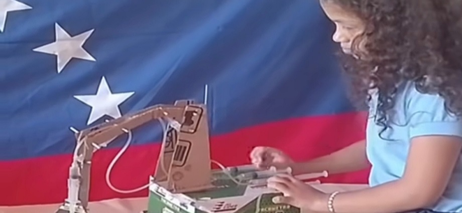 Estudiante venezolana revoluciona las redes con una garra hidráulica de cartón