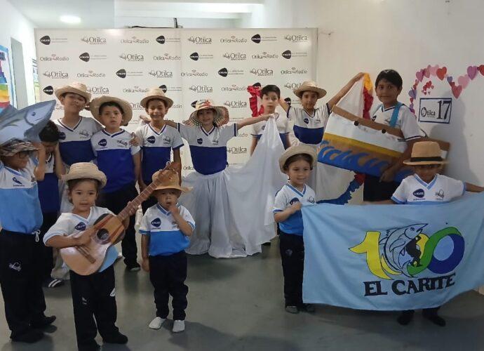 Estudiantes de la U. E. Johnny Escobar (UEJE) del Grupo Otilca celebrando los 100 años de la Diversión El Carite.