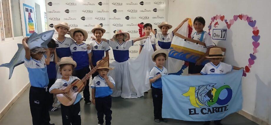 Estudiantes de la U. E. Johnny Escobar (UEJE) del Grupo Otilca celebrando los 100 años de la Diversión El Carite.
