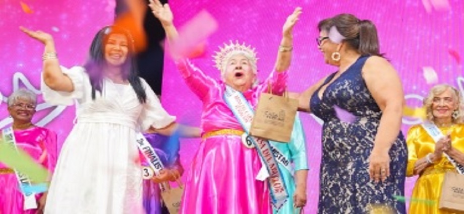 Eliza Carmona es coronada Reina Adulta Mayor del Carnaval Barcelona