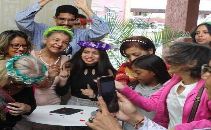 El grupo "Leer es un placer" bautiza el libro "Sancocho literario"