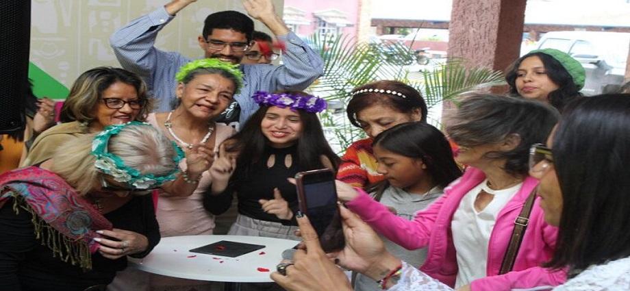 El grupo "Leer es un placer" bautiza el libro "Sancocho literario"