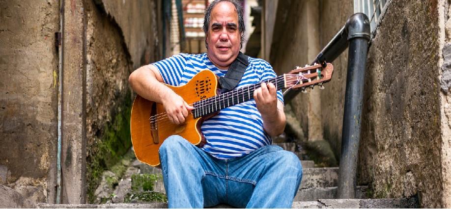 Aquiles Báez dibujó a Venezuela en seis cuerdas