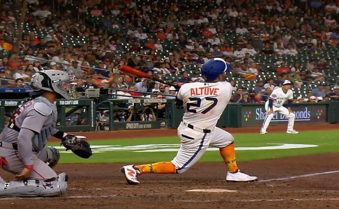 Altuve comanda con dos vuelacercas una jornada brillante en MLB
