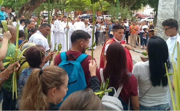 Fieles de El Valle dan inicio a la Semana Santa con la Bendición de las Palmas