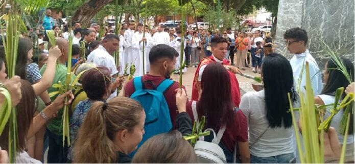 Fieles de El Valle dan inicio a la Semana Santa con la Bendición de las Palmas