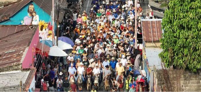 Multitudinaria cabalgata marca el ritmo de las Fiestas de Elorza
