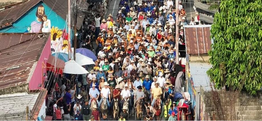 Multitudinaria cabalgata marca el ritmo de las Fiestas de Elorza