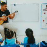 Profesor de inglés utilizando el cuatro venezolano para la enseñanza del idioma bajo el modelo educativo de la U.E. Johnny Escobar en Nueva Esparta.