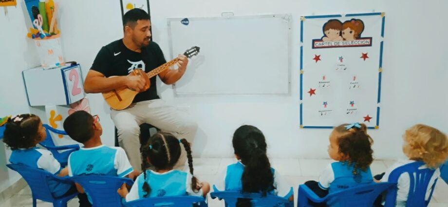 Profesor de inglés utilizando el cuatro venezolano para la enseñanza del idioma bajo el modelo educativo de la U.E. Johnny Escobar en Nueva Esparta.