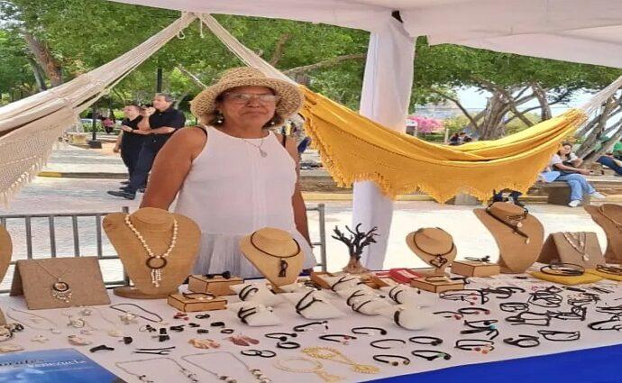 La Plaza de Armas de Maneiro se viste de tradición por el Día del Artesano
