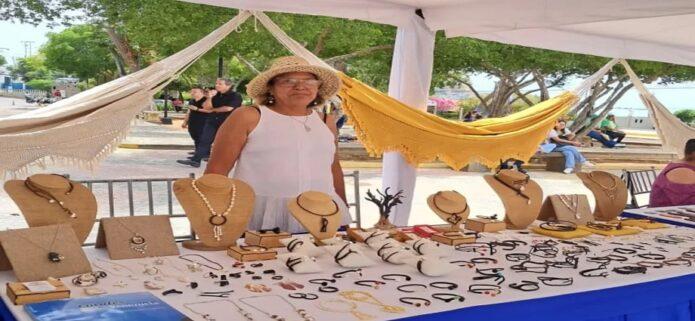 La Plaza de Armas de Maneiro se viste de tradición por el Día del Artesano