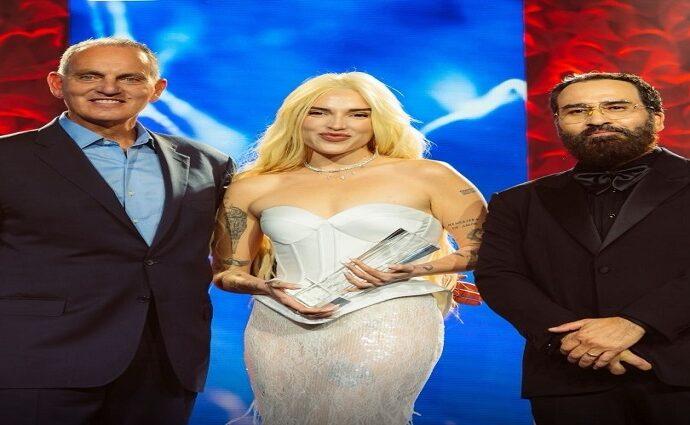 Elena Rose: Primera mujer latina en recibir el BMI Impact Award