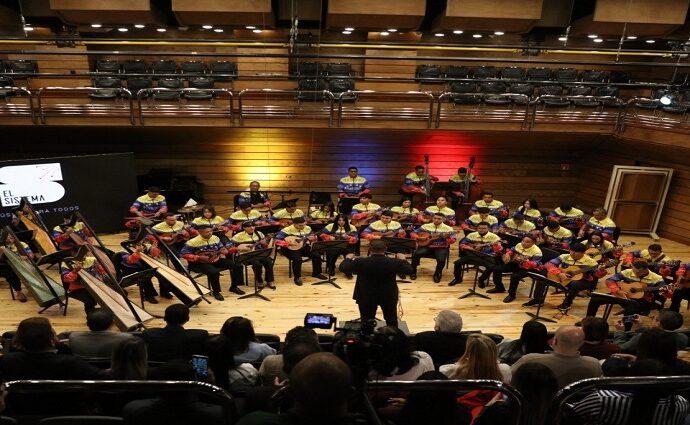 Banplus dona instrumentos al Programa Alma Llanera