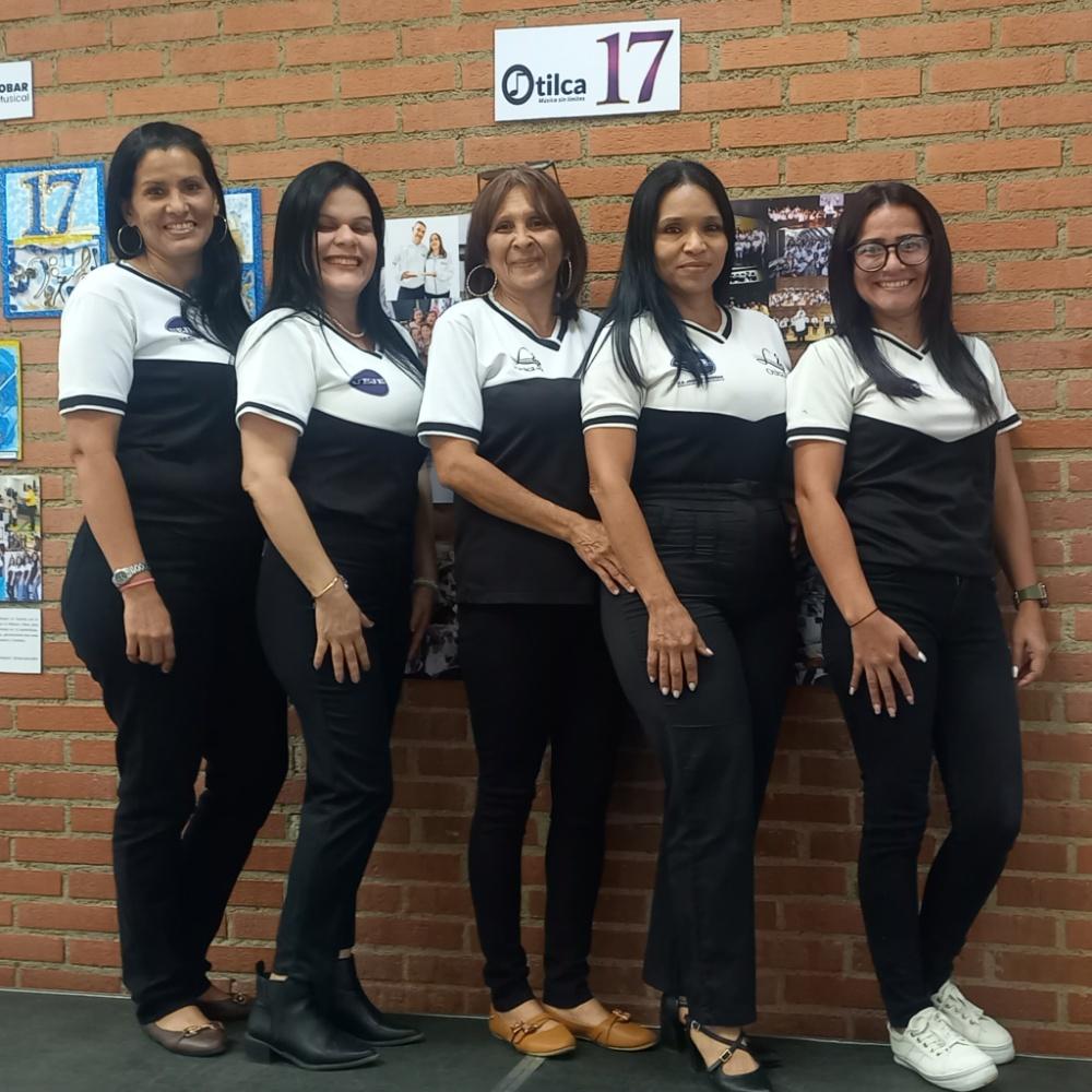 Vianis Mendoza y equipo docente UEJE