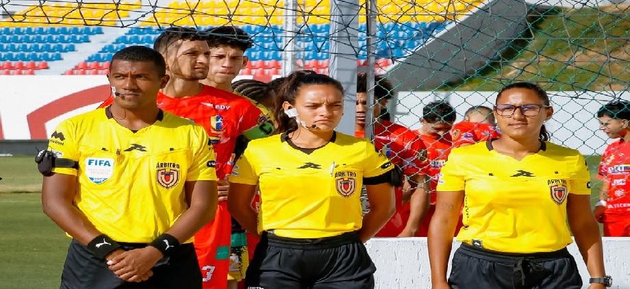 El arbitraje femenino avanza en la arena de la Liga FUTVE Playa