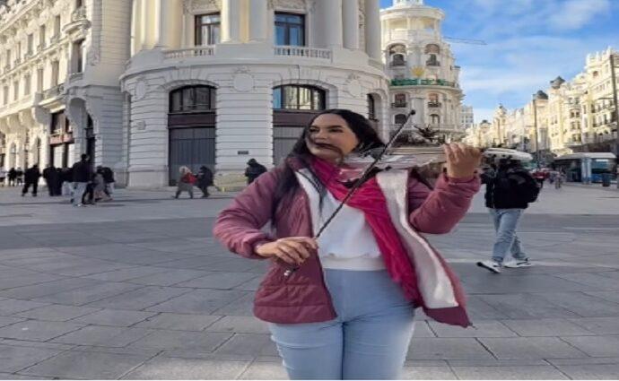 «Mavi» y su violín convierten a Madrid en un rincón de Venezuela
