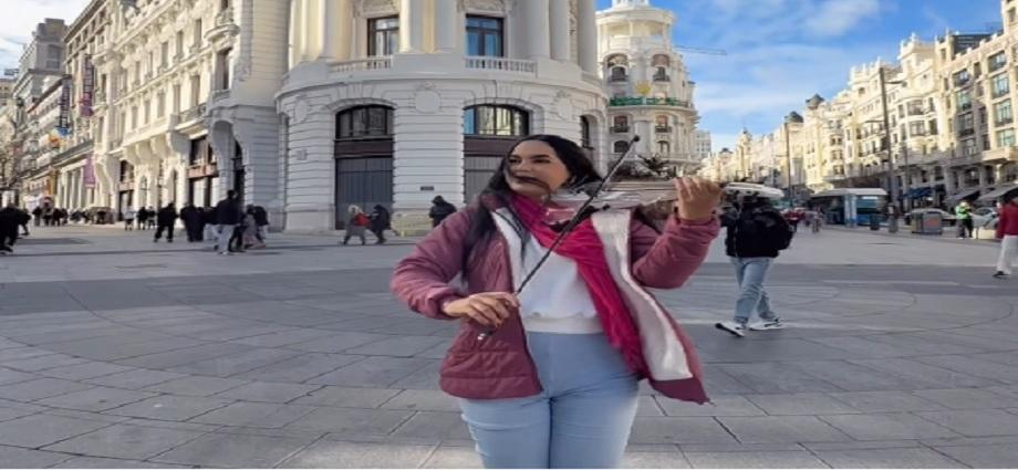 «Mavi» y su violín convierten a Madrid en un rincón de Venezuela