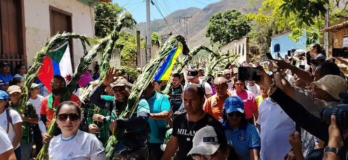 Los Palmeros Asuntinos bajan la Palma Real