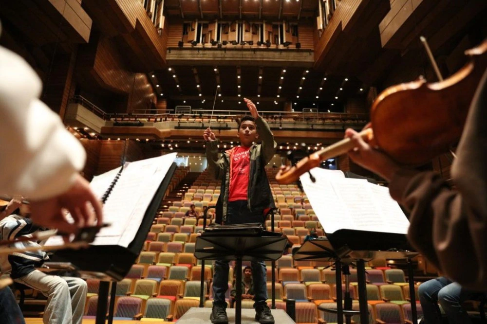 Samuel Abraham González Quintero dirigiendo en la Sala Simón Bolívar