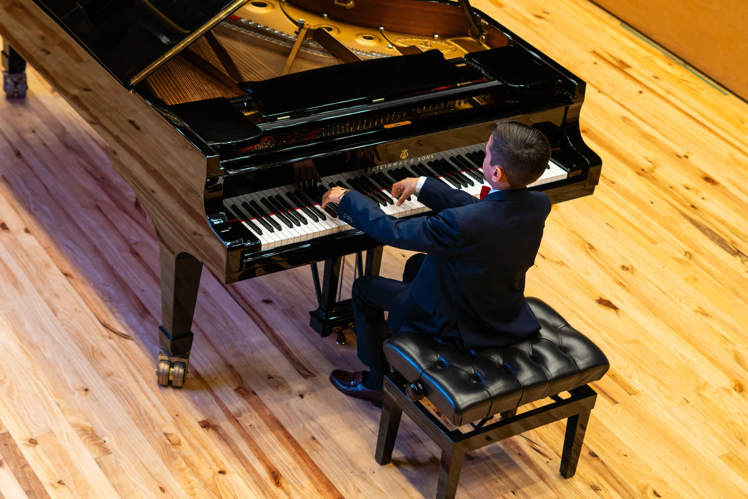 Samuel Abraham González Quintero tocando el piano de cola en Sala Fedora Alemán