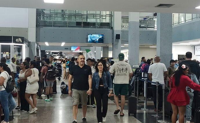 Operación Retorno moviliza a miles de turistas en el Aeropuerto Santiago Mariño