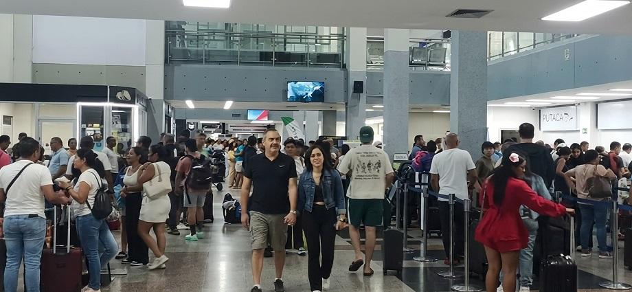 Operación Retorno moviliza a miles de turistas en el Aeropuerto Santiago Mariño