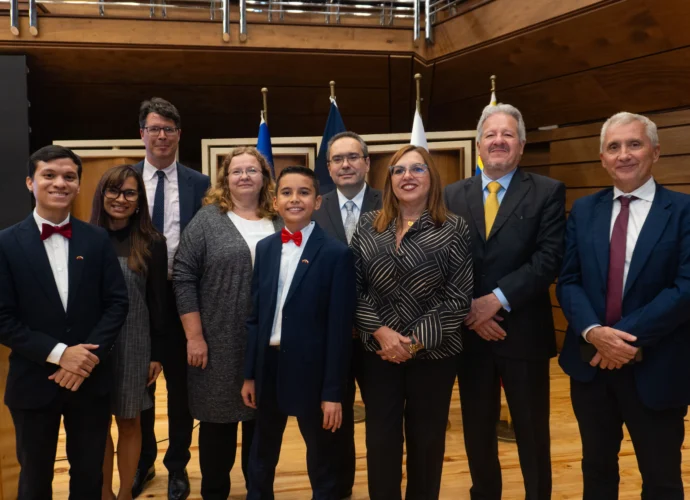 Samuel Abraham junto a Diana Arismendi y representantes diplomáticos de Polonia y Francia en Caracas.
