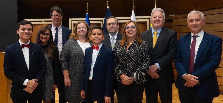 Samuel Abraham junto a Diana Arismendi y representantes diplomáticos de Polonia y Francia en Caracas.