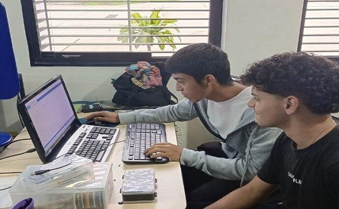 Jóvenes merideños crean el HANDBOT LSV para revolucionar la comunicación inclusiva