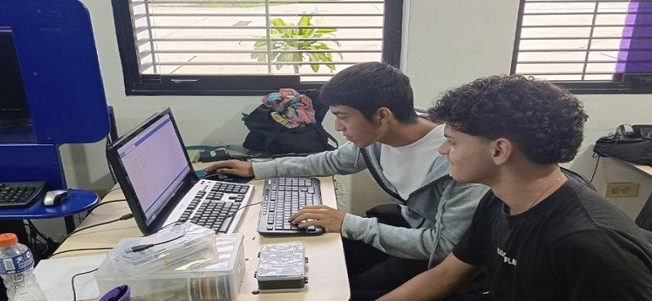 Jóvenes merideños crean el HANDBOT LSV para revolucionar la comunicación inclusiva