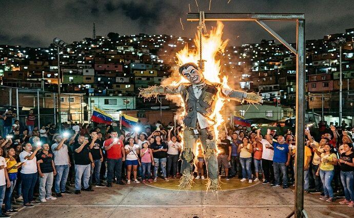 Entre el Fuego y la Sátira: La Quema de Judas en Venezuela