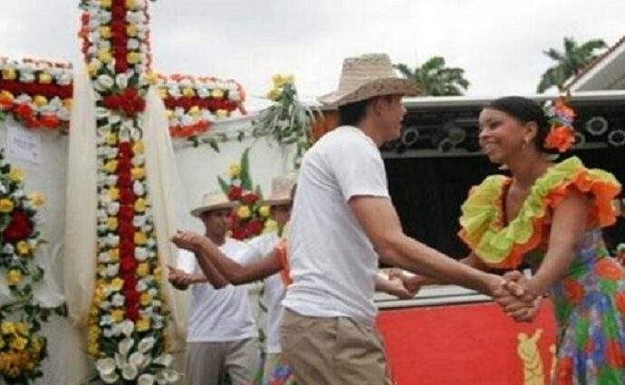 Caño amarillo se une a la celebración de la Cruz de mayo