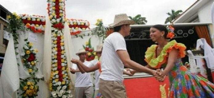 Caño amarillo se une a la celebración de la Cruz de mayo