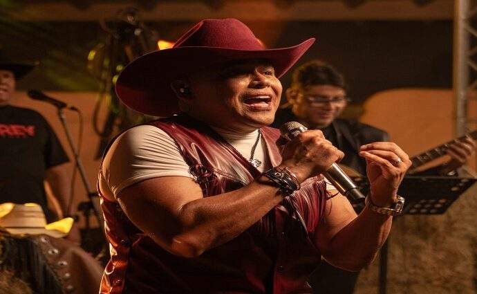 JC Rey redefine el romanticismo con el estreno de "Eres una en un millón"