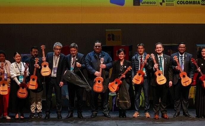 Venezuela dona Cuatros venezolanos en Bogotá