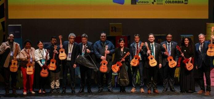 Venezuela dona Cuatros venezolanos en Bogotá