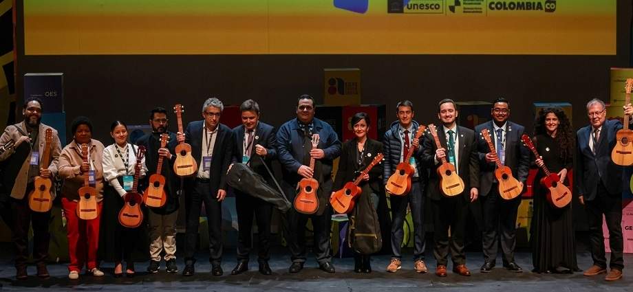 Venezuela dona Cuatros venezolanos en Bogotá
