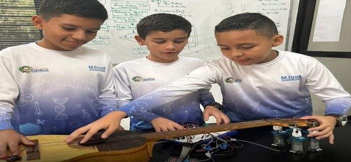 Jóvenes venezolanos de 12 años crean afinador robótico para instrumentos musicales