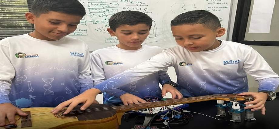 Jóvenes venezolanos de 12 años crean afinador robótico para instrumentos musicales