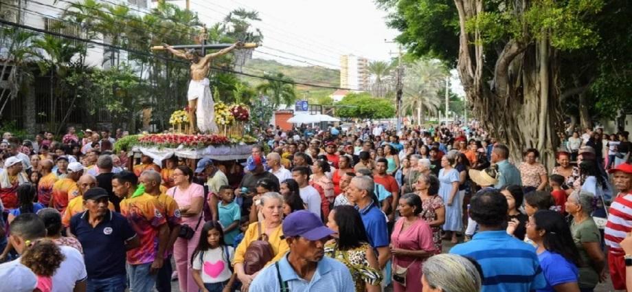 Pampatar se prepara para la procesión del Santísimo Cristo del Buen Viaje