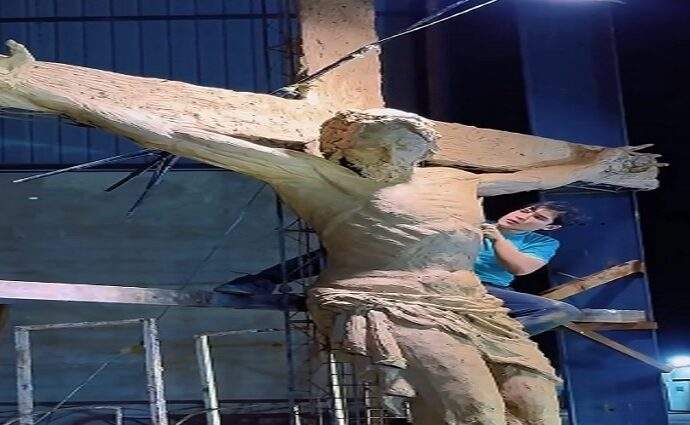 Artista venezolano instala imponente Cristo en Weston