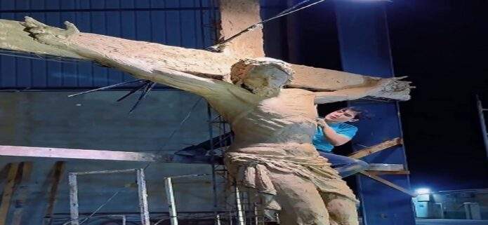 Artista venezolano instala imponente Cristo en Weston