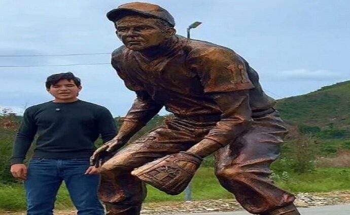 Josué Benjamín Figueroa esculpe a Luis Aparicio