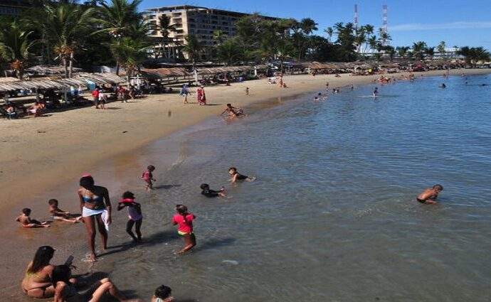 UCAB organiza "Drop-in": Limpieza y surf en La Guaira