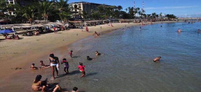 UCAB organiza "Drop-in": Limpieza y surf en La Guaira