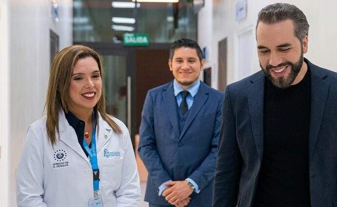 Médica venezolana guía a Bukele en nuevo hospital