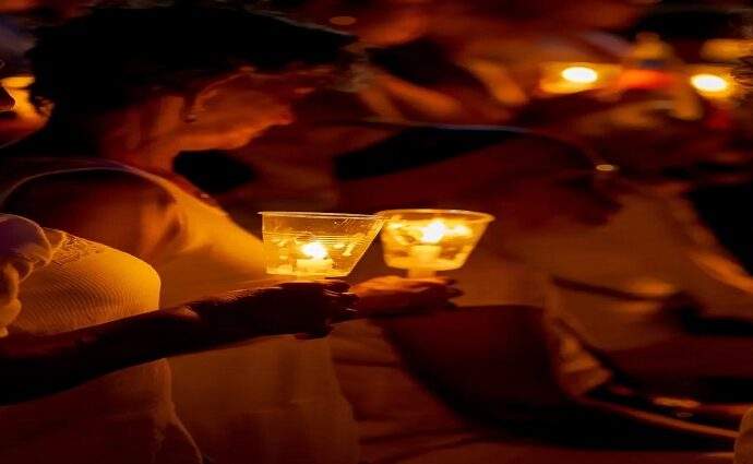 Feligreses de Cumaná elevan oraciones con un rosario iluminado en apoyo a las víctimas de los sismos