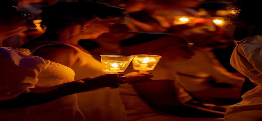 Feligreses de Cumaná elevan oraciones con un rosario iluminado en apoyo a las víctimas de los sismos
