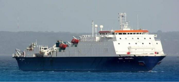 Llega buque para reparar cable submarino de internet